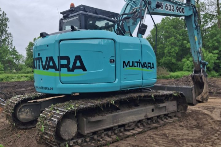 Roomikekskavaator Kobelco SK 140 SRLC 3 pinnasetööd