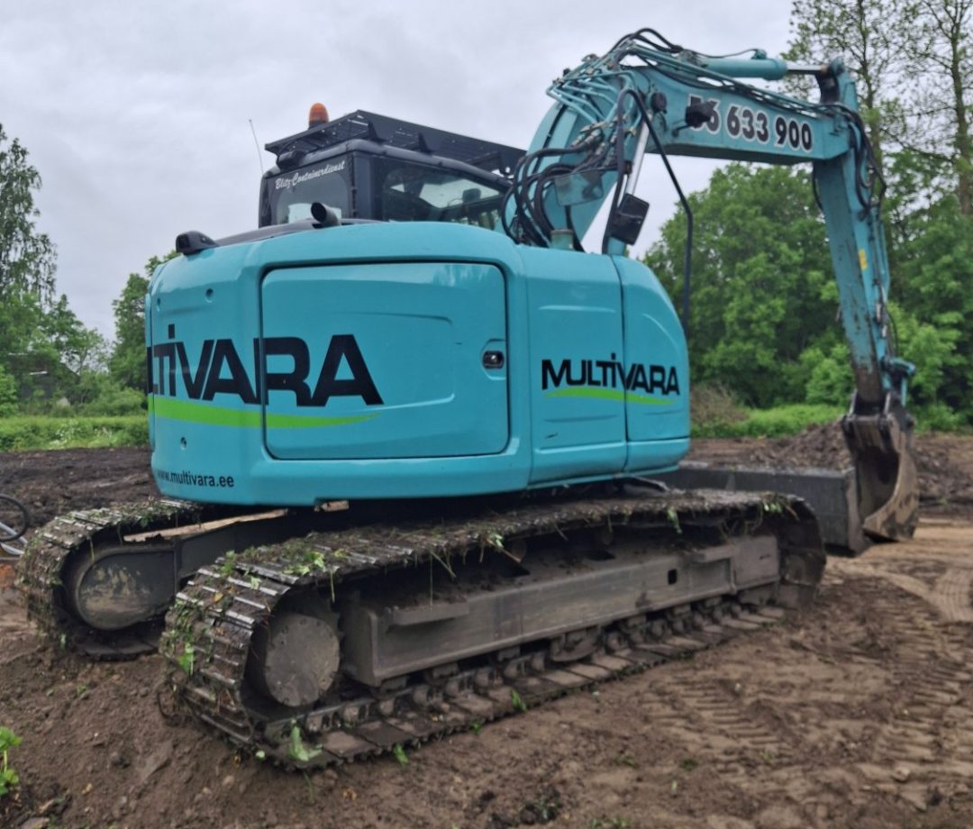 Roomikekskavaator Kobelco SK 140 SRLC 3 pinnasetööd
