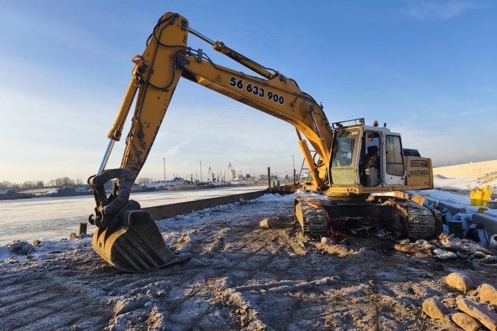 Kaevetööd roomikekskavaatoriga Liebherr R934