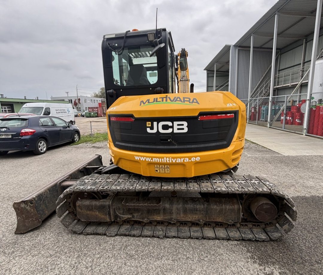 JCB 85Z-1 16JCB kummipatjadega midiekskavaator tagantvaates